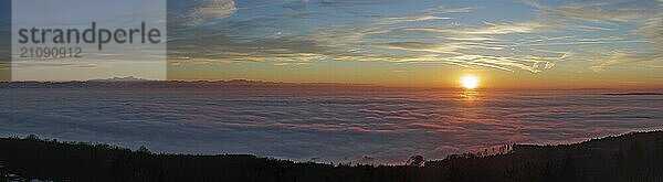 Sonnenuntergang in ein Nebelmeer über dem Bodensee  Inversionswetterlage mit Alpenblick