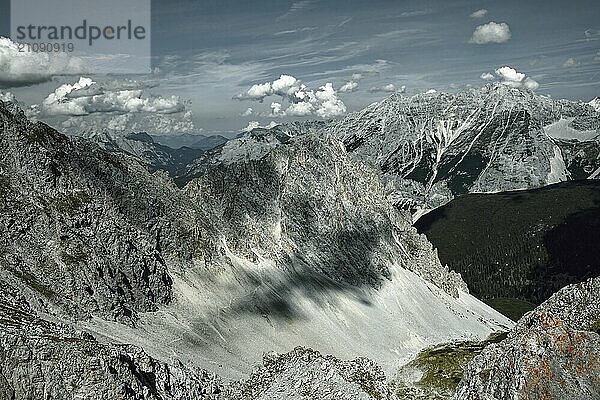 Dramatische Wetterstimmung  Am Hafelekar  Ausblick vom Karwendelblick der Innsbrucker Nordkette auf das Karwendelgebirge der Alpen  Alpenlandschaft  Innsbruck  Tirol  Österreich  Europa