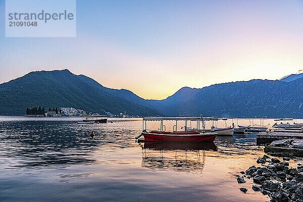 Boote in der Adria mit Blick auf die Berge und schönen Sonnenuntergang in Perast  Montenegro  Europa