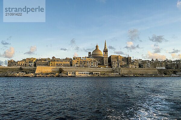 Panoramablick auf die Skyline von Valletta bei schönem Sonnenuntergang von Sliema aus mit den Kirchen Our Lady of Mount Carmel und St. Paul's Anglican Pro Cathedral  Valletta  Hauptstadt von Malta