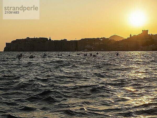 Abendlicht über dem Meer  Wassersportler bei Sonnenuntergang  Silhouette von Dubrovnik  bei Dubrovnik  Dalmatien  Kroatien  Europa