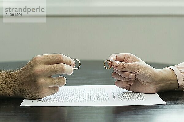 Großartiges Konzept der Scheidung  Ende der Beziehung  Übergabe der Hand von Mann und Frau  Scheidungsvereinbarung