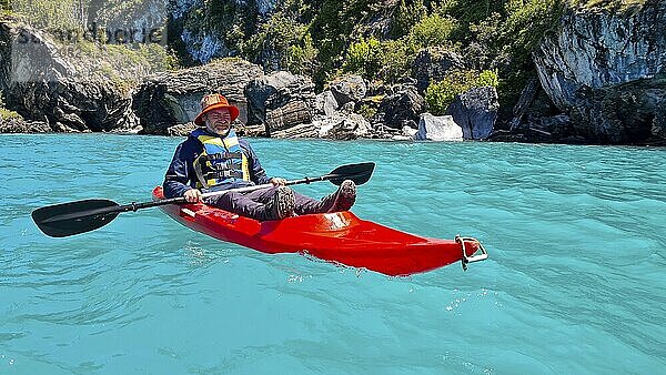 Mann mit Boot im Lago General Carrera in Patagonien an der Carretera austral  Patagonien  Chile  Südamerika