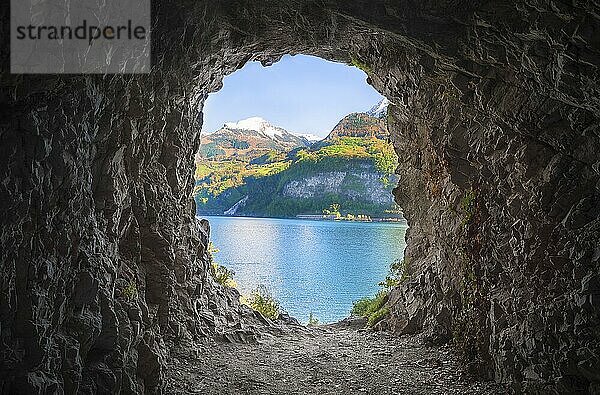 Höhle am Ende eines Tunnels  mit Steinwänden und einer schönen Aussicht auf die Schweizer Alpen und den Walensee