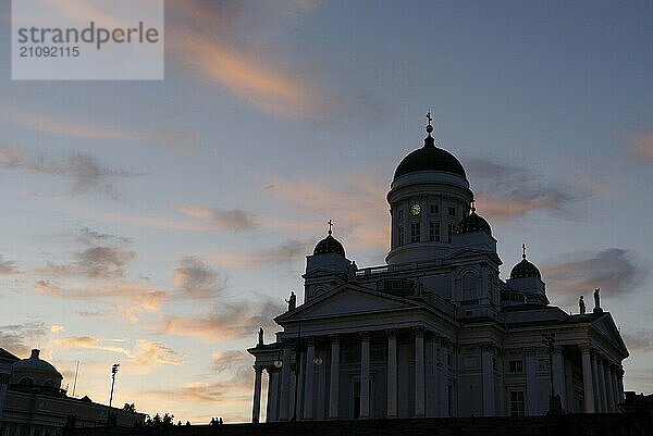 Silhouette der Domkirche bei Sonnenuntergang  Helsinki  Finnland  Europa