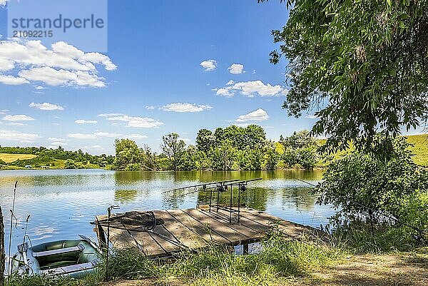 Karpfenangeln an einem schönen See im Sommer