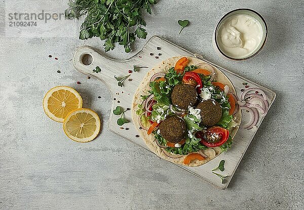 Tortilla mit Falafel und Gemüsesalat  weiße Soße  arabische Küche  Draufsicht  hausgemacht  keine Personen  vegetarisch