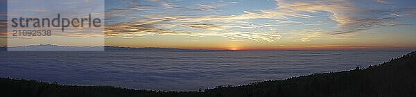 Sonnenuntergang in ein Nebelmeer über dem Bodensee  Inversionswetterlage mit Alpenblick