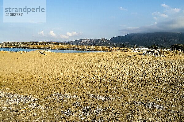 Schöner wilder Strand mit klarem türkisfarbenem Wasser und Felsen. Malia  Insel Kreta  Griechenland  Europa