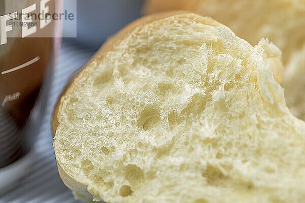 Mini Butter Brioche mit Kaffeebecher auf hellblauem Hintergrund