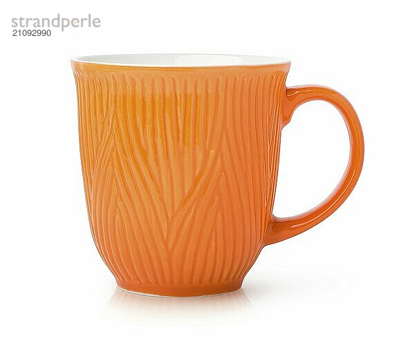 Orangefarbene Teetasse vor weißem Hintergrund