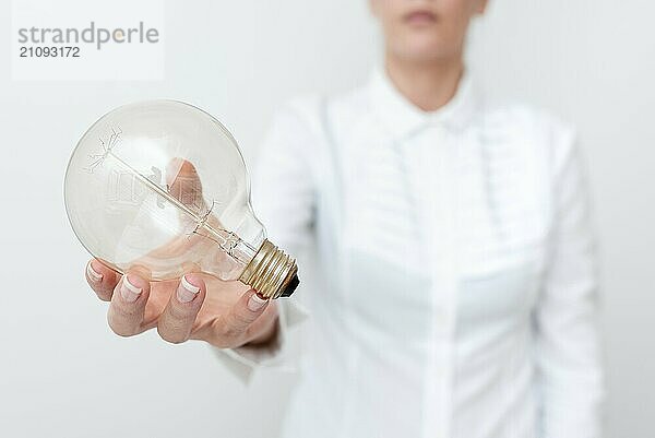 Lady Holding Lampe mit formalen Outfit präsentiert neue Ideen für Projekt  Business Frau zeigt Glühbirne mit einer Hand ausstellen neue Technologien  Glühbirne präsentiert eine andere Openion