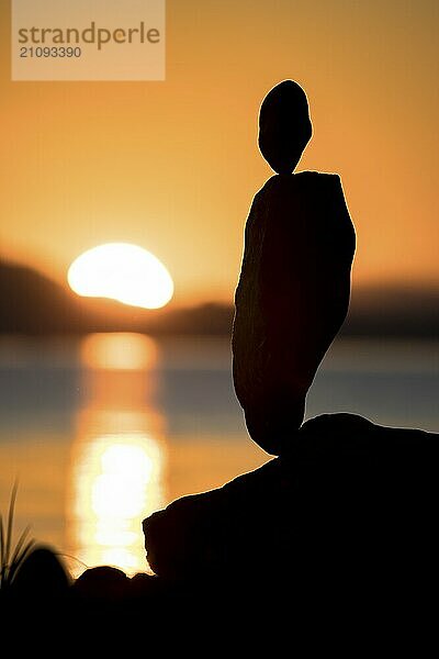 Ausbalancierte Steine als Silhouette vor einem See im Sonnenuntergang  Allensbach  Bodensee  Baden-Württemberg  Deutschland  Europa