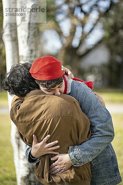 Junges homosexuelles Paar umarmt sich in einem Park