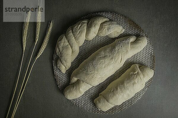 Gärendes Sauerteigbrot  grauer Hintergrund mit getrockneter Weizenblüte