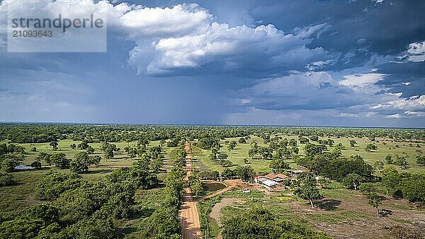 Luftaufnahme der unbefestigten Transpantaneira Straße mit dramatischem Himmel und Regen  die die typische Landschaft im nördlichen Pantanal Feuchtgebiet  Mato Großo  Brasilien  durchquert  Südamerika