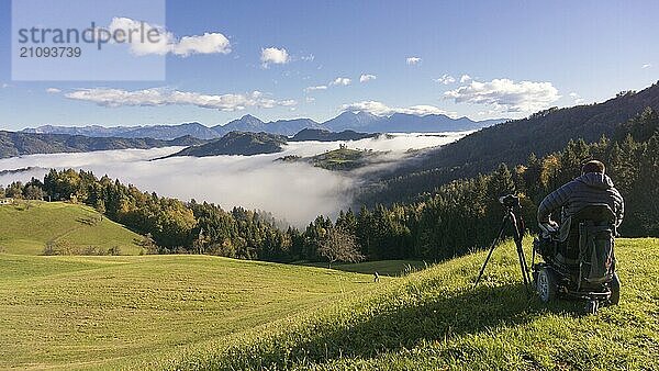 Mann im Rollstuhl macht Fotos von schöner Landschaft