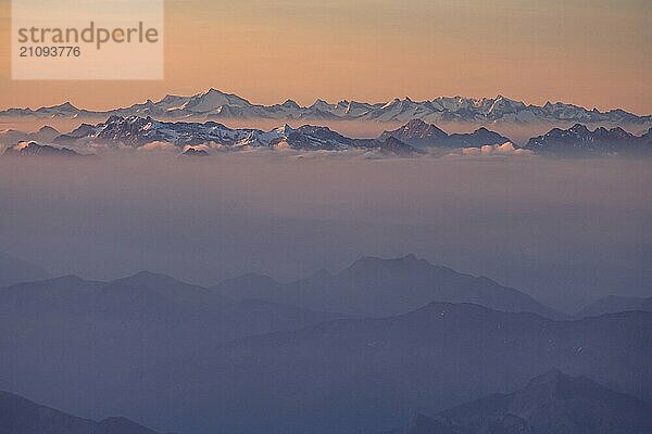 Morgendlicher Dunst und Nebel über Bergketten  Morgenlicht  Sommer  Ammergebirge  dahinter Tiroler Alpen  Alpenhauptkamm  Luftaufnahme  Oberbayern  Deutschland  Europa