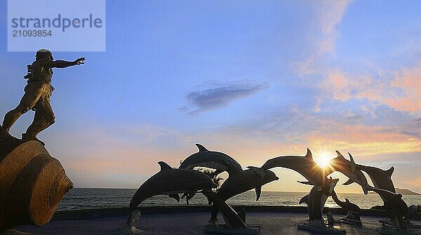 Mexiko  Delfinsilhouetten an der Strandpromenade von Mazatlan  El Malecon in der Nähe von Touristenstränden und malerischen Landschaften  Mittelamerika