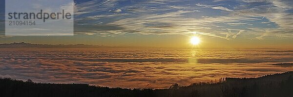 Sonnenuntergang in ein Nebelmeer über dem Bodensee  Inversionswetterlage mit Alpenblick