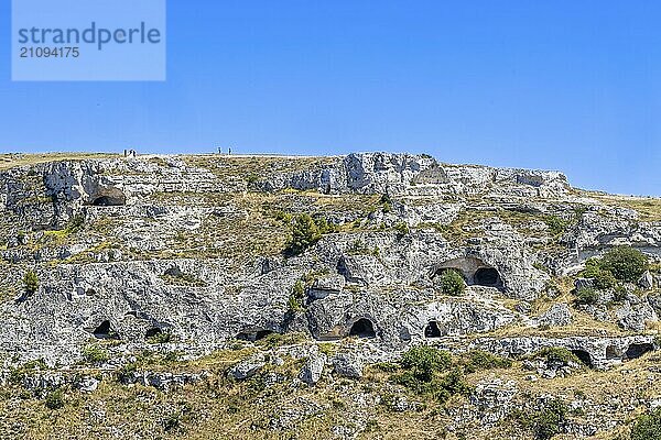 Hochzeitspaar auf dem Belvedere Murgia Timone mit Höhlenwohnungen in Matera in der Basilikata in Süditalien