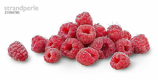 Haufen von Himbeeren auf weißem Hintergrund