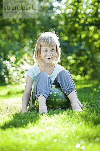 Glückliches Kind beim Spielen im Freien im Frühlingspark