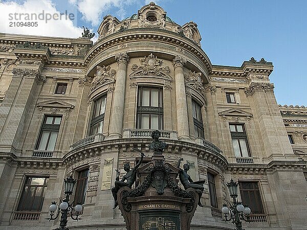 Faszinierende Vorderansicht eines prunkvollen Opernhauses mit reich verzierten Fassadenelementen und Statuen  paris  frankreich