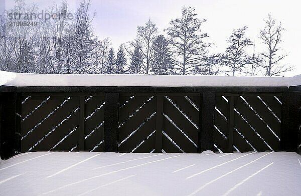 Schöne Winterlandschaft von einem deutschen Haus Balkon mit Holzgeländer  alle mit flauschigen Schnee bedeckt