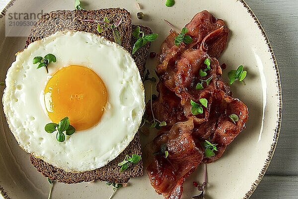 Frühstück  Spiegelei mit Speck  mikro grün  auf einem hellen Hintergrund  keine Menschen  selektiver Fokus