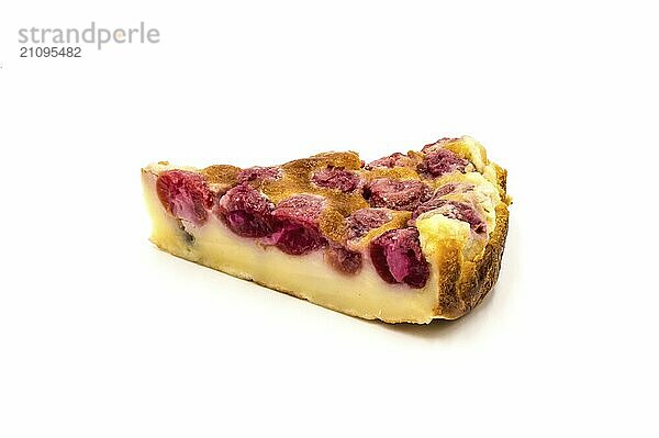 Viertel Kirsch Clafoutis vor weißem Hintergrund