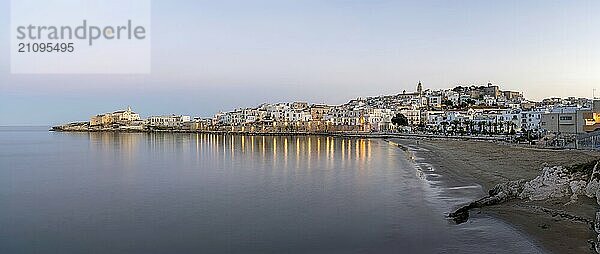 Panorama der schönen Stadt Vieste am Gargano in Apulien  Italien  in der Abenddämmerung  Europa