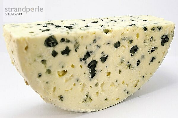 Halbmond aus Roquefort Käse aus Frankreich auf weißem Hintergrund