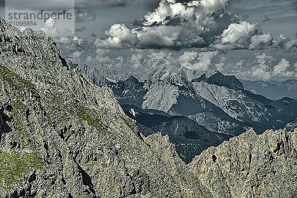 Dramatische Wetterstimmung  Am Hafelekar  Ausblick vom Karwendelblick der Innsbrucker Nordkette auf das Karwendelgebirge der Alpen  Alpenlandschaft  Innsbruck  Tirol  Österreich  Europa