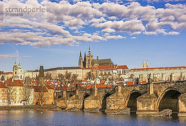 Stadtbild mit dem Veitsdom im Hintergrund und der Karlsbrücke im Vordergrund  unter einem wunderschönen Himmel. Bild aufgenommen in Prag  Tschechische Republik  Europa