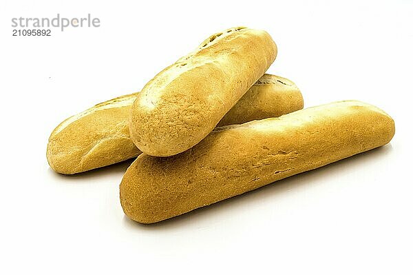 Drei halbe französische Baguette auf weißem Hintergrund