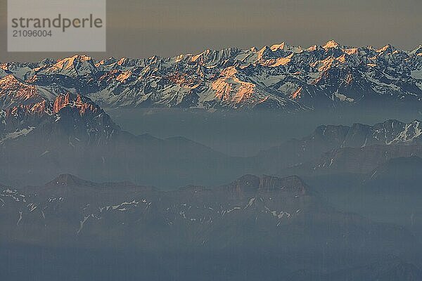 Morgendlicher Dunst und Nebel über Bergketten  Morgenlicht  Sommer  Lechtaler Alpen  Luftaufnahme  Oberbayern  Deutschland  Europa