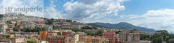 Schönes Panorama der Stadt Genua mit ihren bunten Gebäuden  auf Hügeln  an einem sonnigen Tag im Sommer  in Italien