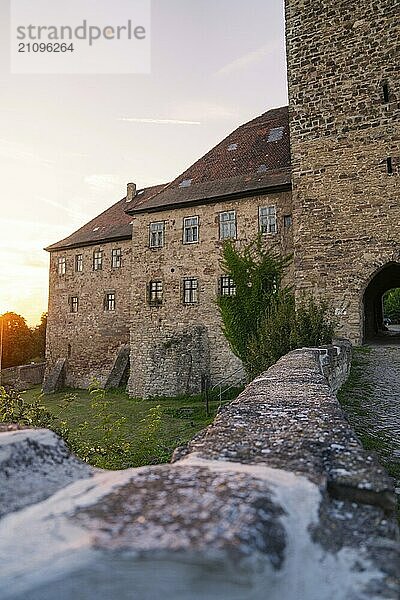 Vorderansicht einer historischen Burg mit Steinmauern im Sonnenuntergang  Allstedt  Harz  Deutschland  Europa