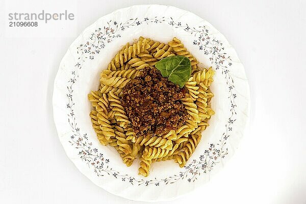 Spirelli mit Bolognesesoße auf weißem Hintergrund