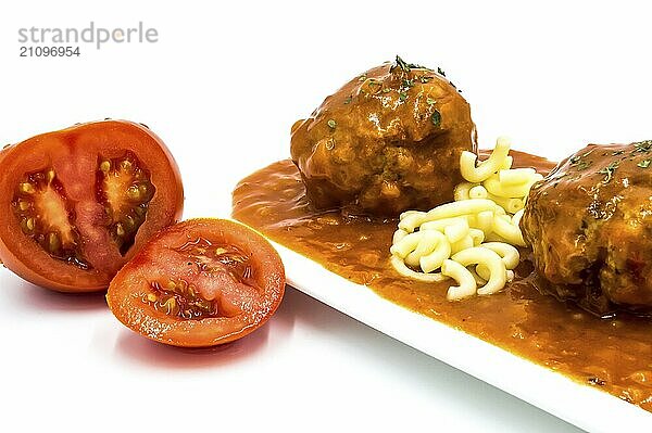 Frikadellen in Tomatensauce mit kleinen Nudeln auf weißem Hintergrund