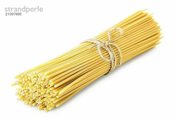 Spaghetti mit Seil gebunden vor einem weißen Hintergrund