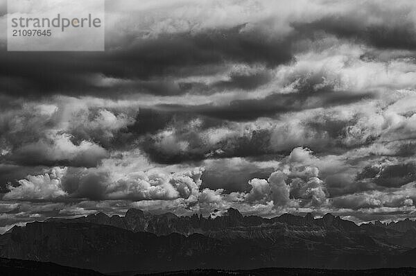 Blick vom Panoramaweg am Vigiljoch auf Gebirgskette Rosengarten  Dolomiten  dramatische Wolken  schwarzweiss  bei Lana  Südtirol  Autonome Provinz Bozen  Italien  Europa