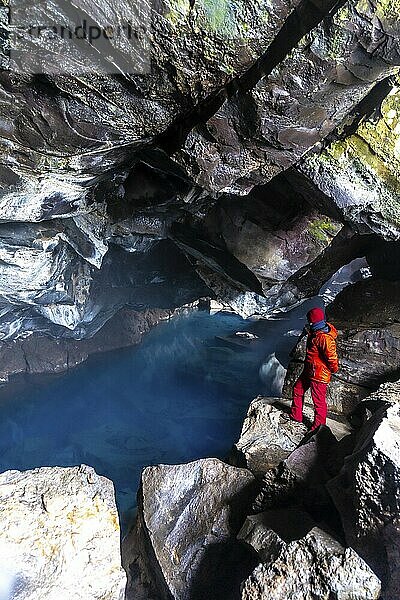 Ein Mann in der vulkanischen Grjotagja Höhle mit heißem Thermalwasser in der Nähe des Myvatn Sees  Island  Europa