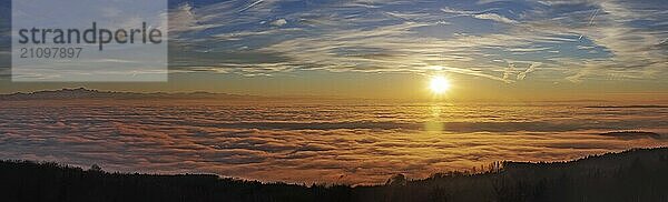 Sonnenuntergang in ein Nebelmeer über dem Bodensee  Inversionswetterlage mit Alpenblick