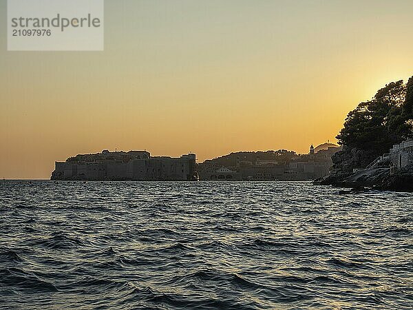 Abendlicht über dem Meer  Abendrot bei Sonnenuntergang  Silhouette von Dubrovnik  bei Dubrovnik  Dalmatien  Kroatien  Europa