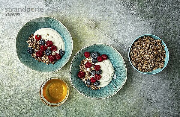 Frühstück  zwei Schalen  Joghurt  Müsli mit Beeren und Honig  selbst gemacht  keine Leute