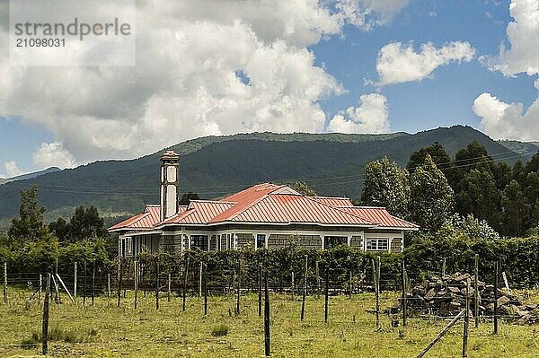 Modernes Wohnhaus in Afrika mit einem Zaun. Unterkunft in Kenia. Prächtiges Stadtbild