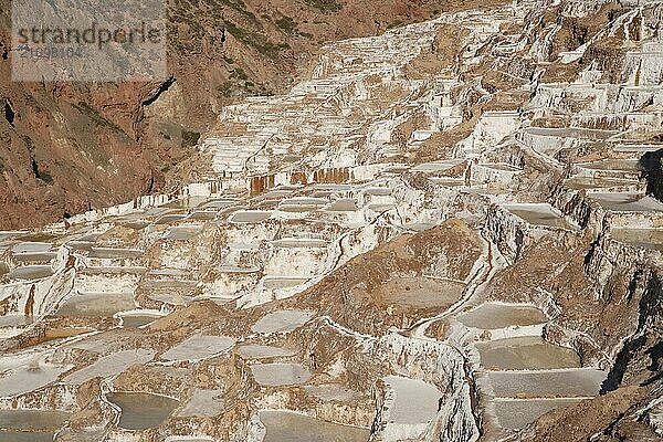 Schöne Saline in Peru in den Bergen gebaut