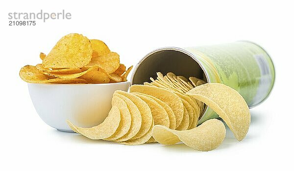 Knusprige Kartoffelchips in Schale und Röhre vor einem weißen Hintergrund